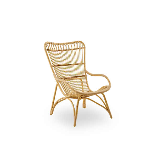 Seitenansicht des Monet Outdoor-Loungesessels mit hoher Rückenlehne und Armlehnen in Natural-Farbe. Aluminiumrahmen im Rattan-Look mit ArtFibre-Umschlingungen.