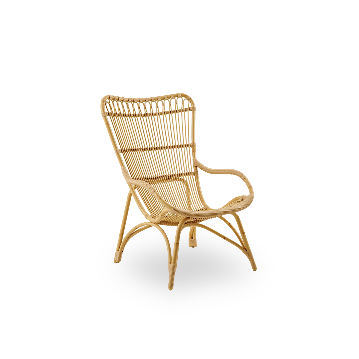 Seitenansicht des Monet Outdoor-Loungesessels mit hoher Rückenlehne und Armlehnen in Natural-Farbe. Aluminiumrahmen im Rattan-Look mit ArtFibre-Umschlingungen.