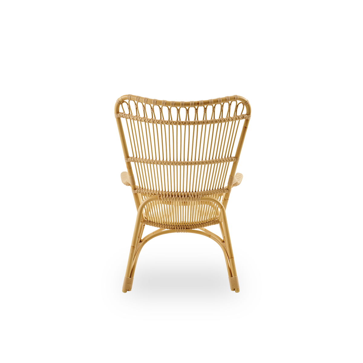 Rückansicht des Monet-Outdoor-Loungesessels mit hoher Rückenlehne und Armlehnen, präsentiert in der Farbe Natur. Aluminiumrahmen in Rattanoptik mit ArtFibre-Geflecht.