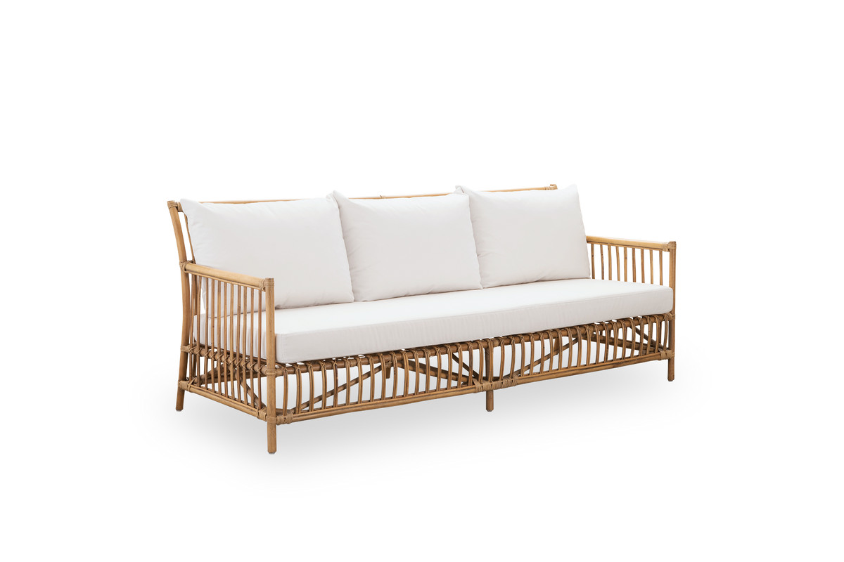 Seitenansicht des Caroline Outdoor-3-Sitzer-Sofas in der Farbe Antique, schlichtes und elegantes dänisches Design. Aluminiumrahmen im Rattan-Look mit ArtFibre-Bindungen.