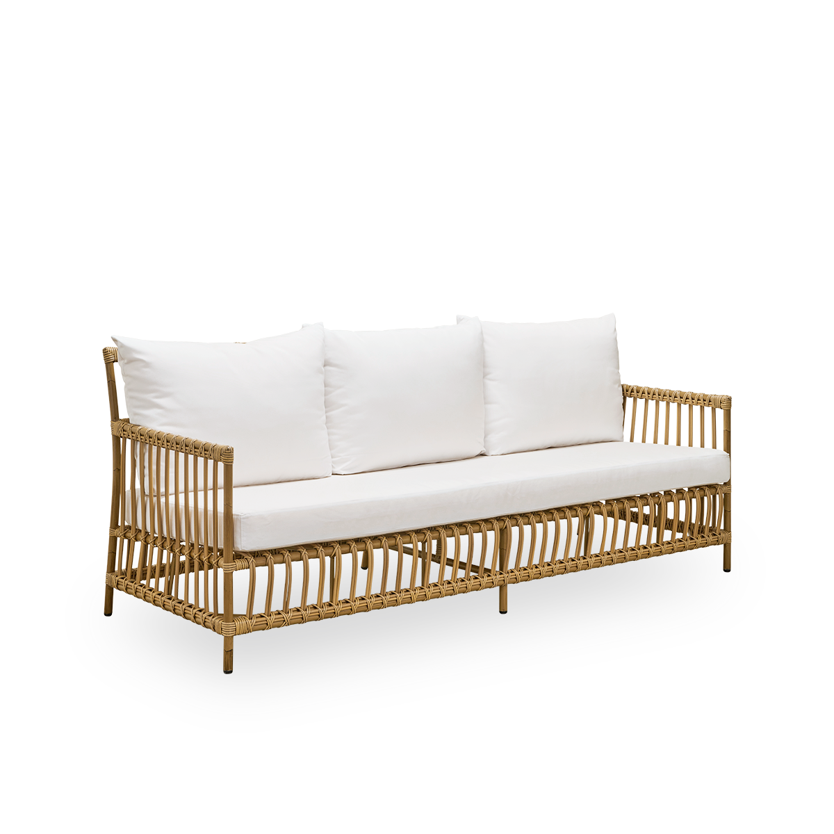 Seitenansicht des Caroline Outdoor-3-Sitzer-Sofas in der Farbe Antique, schlichtes und elegantes dänisches Design. Aluminiumrahmen im Rattan-Look mit ArtFibre-Bindungen.