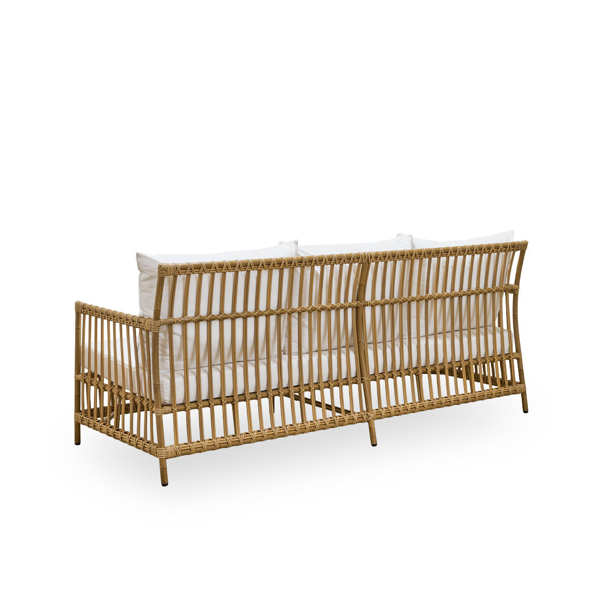 Rückansicht des Caroline-Außensofas für drei Personen in der Farbe Antik, schlichtes und elegantes dänisches Design. Aluminiumrahmen in Rattanoptik mit ArtFibre-Bindungen.