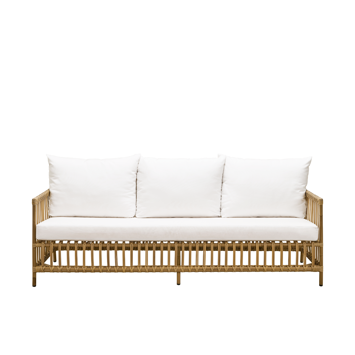 Vorderansicht des Caroline Outdoor-3-Sitzer-Sofas in der Farbe Antique, schlichtes und elegantes dänisches Design. Aluminiumrahmen in Rattan-Optik mit ArtFibre-Bindungen.