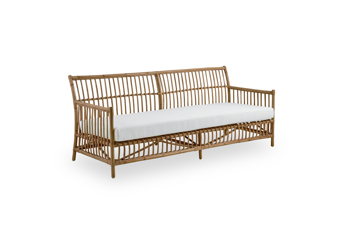 Seitenansicht des Caroline Outdoor-3-Sitzer-Sofas in der Farbe Antique, schlichtes und elegantes dänisches Design. Aluminiumrahmen im Rattan-Look mit ArtFibre-Bindungen.