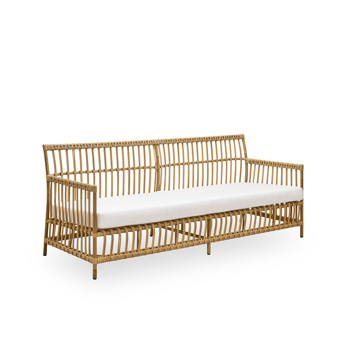 Seitenansicht des Caroline Outdoor-3-Sitzer-Sofas in der Farbe Antique, schlichtes und elegantes dänisches Design. Aluminiumrahmen im Rattan-Look mit ArtFibre-Bindungen.