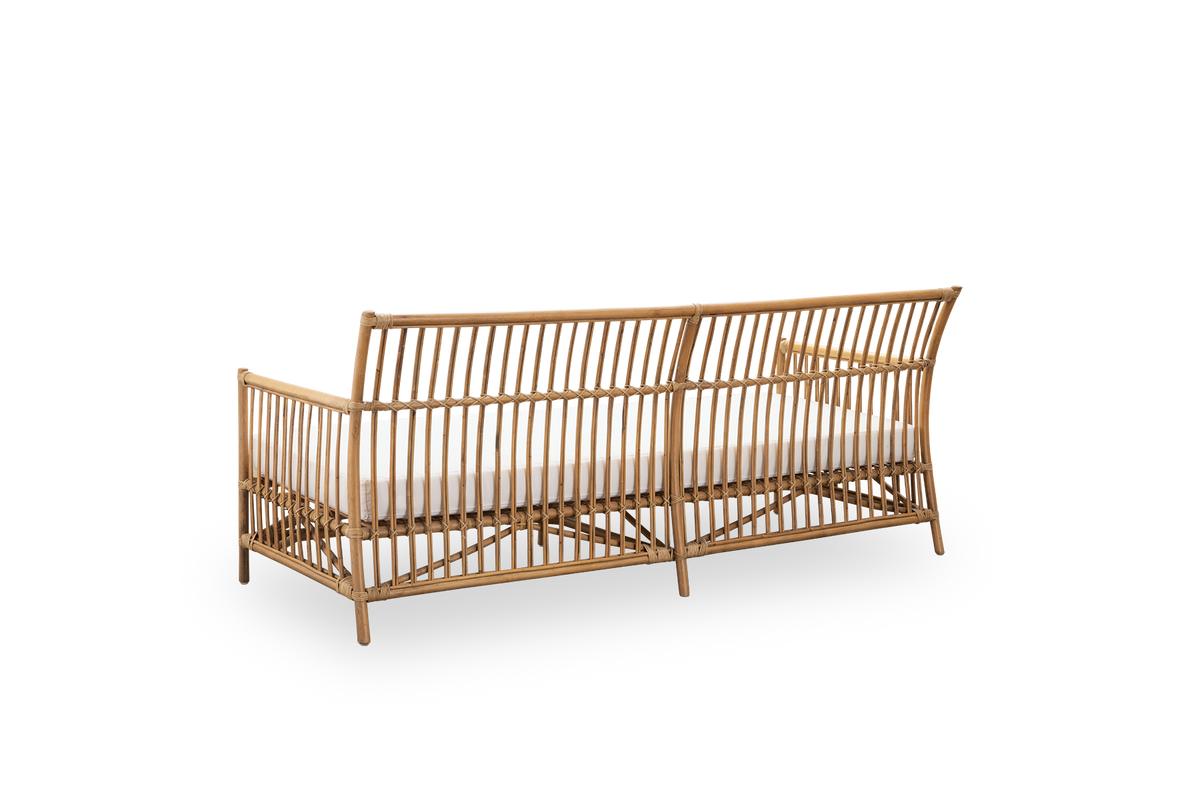 Rückansicht des Caroline-Außensofas für drei Personen in der Farbe Antik, schlichtes und elegantes dänisches Design. Aluminiumrahmen in Rattanoptik mit ArtFibre-Bindungen.