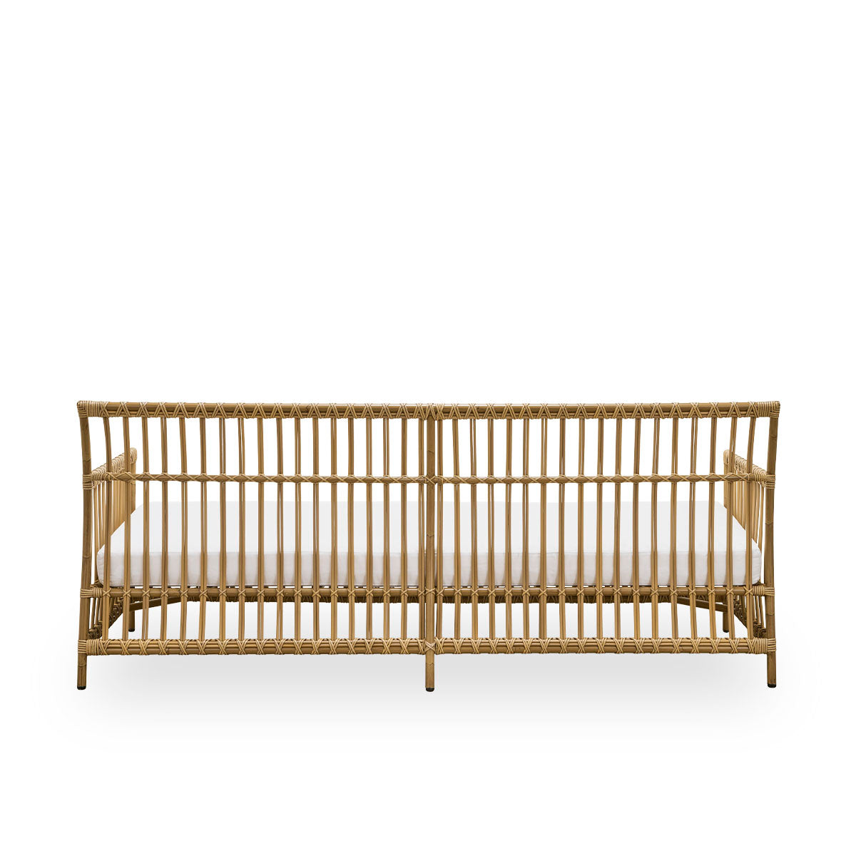 Rückansicht des Caroline-Außensofas für drei Personen in der Farbe Antik, schlichtes und elegantes dänisches Design. Aluminiumrahmen in Rattanoptik mit ArtFibre-Bindungen.