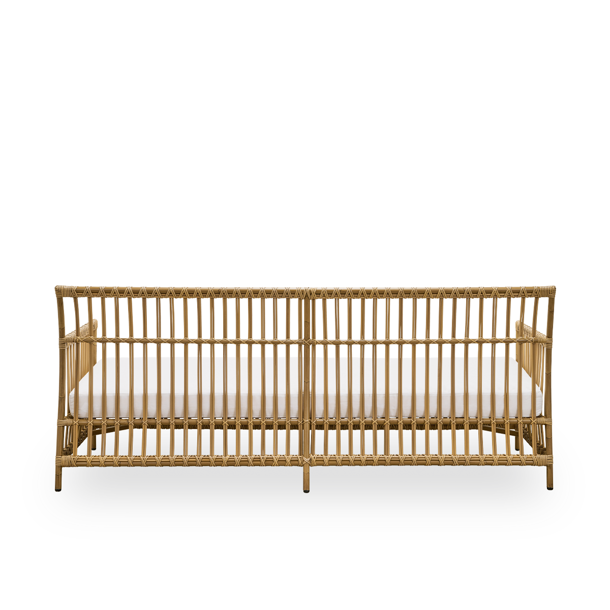 Rückansicht des Caroline-Außensofas für drei Personen in der Farbe Antik, schlichtes und elegantes dänisches Design. Aluminiumrahmen in Rattanoptik mit ArtFibre-Bindungen.