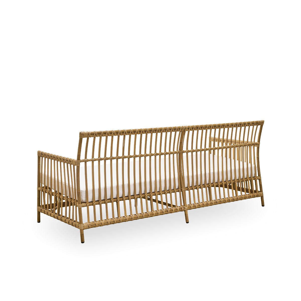 Rückansicht des Caroline-Außensofas für drei Personen in der Farbe Antik, schlichtes und elegantes dänisches Design. Aluminiumrahmen in Rattanoptik mit ArtFibre-Bindungen.