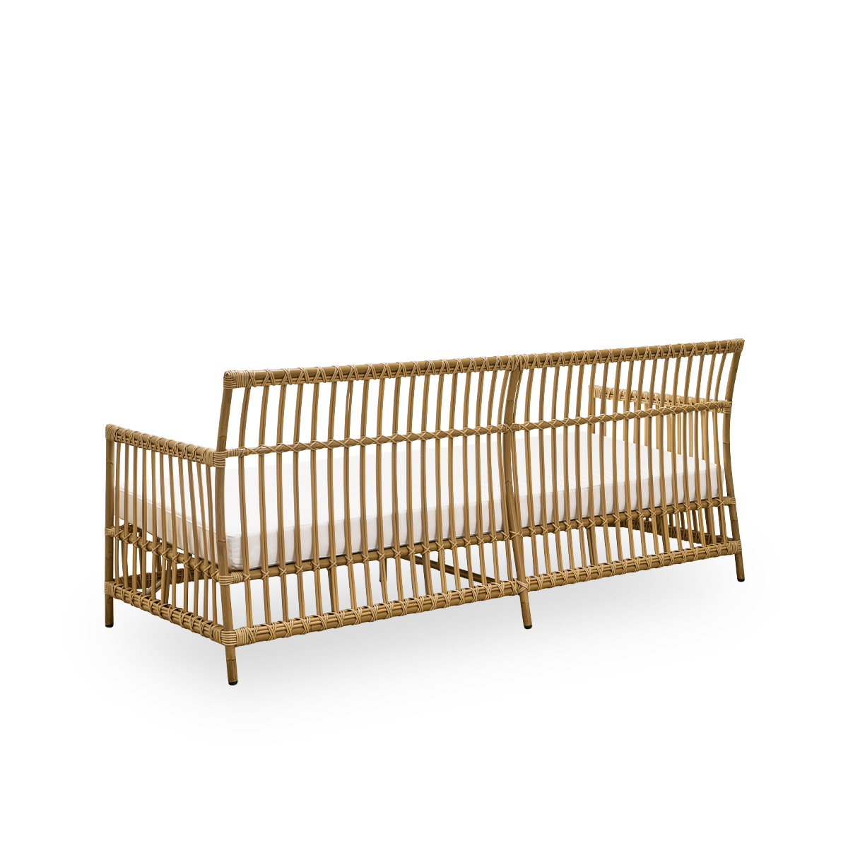 Rückansicht des Caroline-Außensofas für drei Personen in der Farbe Antik, schlichtes und elegantes dänisches Design. Aluminiumrahmen in Rattanoptik mit ArtFibre-Bindungen.