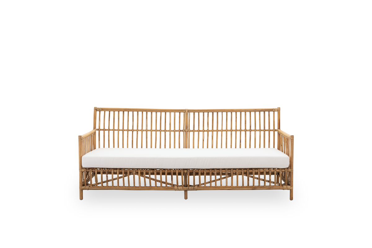 Vorderansicht des Caroline Outdoor-3-Sitzer-Sofas in der Farbe Antique, schlichtes und elegantes dänisches Design. Aluminiumrahmen in Rattan-Optik mit ArtFibre-Bindungen.