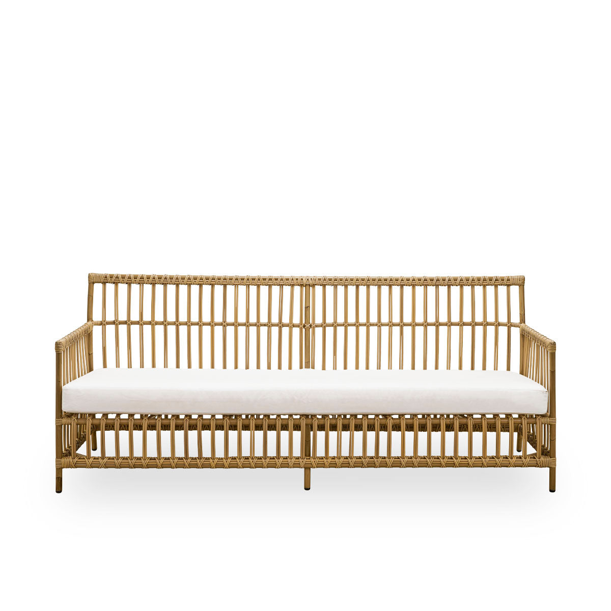 Vorderansicht des Caroline Outdoor-3-Sitzer-Sofas in der Farbe Antique, schlichtes und elegantes dänisches Design. Aluminiumrahmen in Rattan-Optik mit ArtFibre-Bindungen.