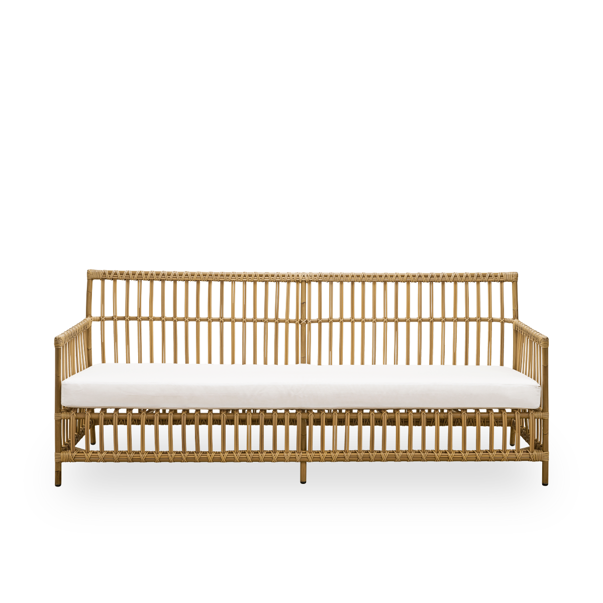 Vorderansicht des Caroline Outdoor-3-Sitzer-Sofas in der Farbe Antique, schlichtes und elegantes dänisches Design. Aluminiumrahmen in Rattan-Optik mit ArtFibre-Bindungen.