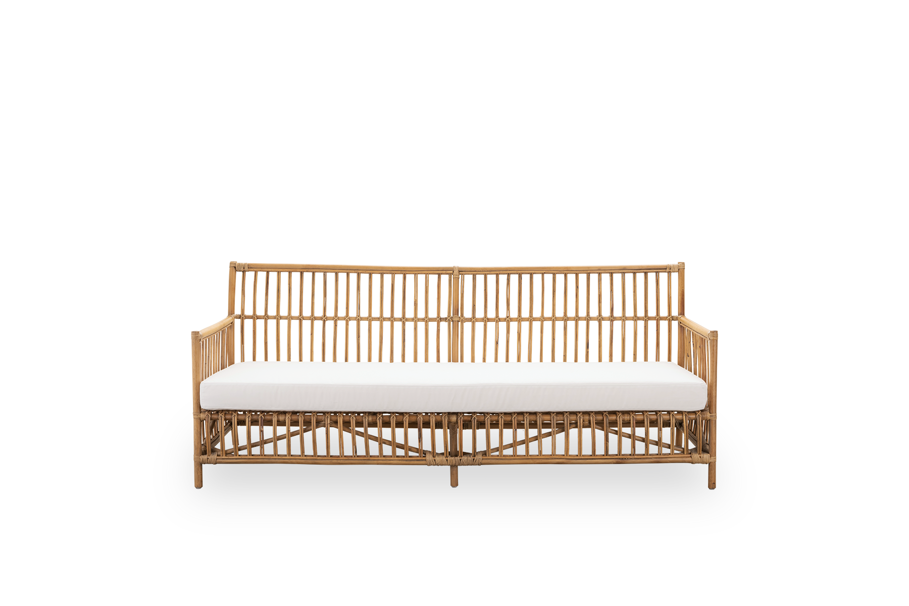 Vorderansicht des Caroline Outdoor-3-Sitzer-Sofas in der Farbe Antique, schlichtes und elegantes dänisches Design. Aluminiumrahmen in Rattan-Optik mit ArtFibre-Bindungen.
