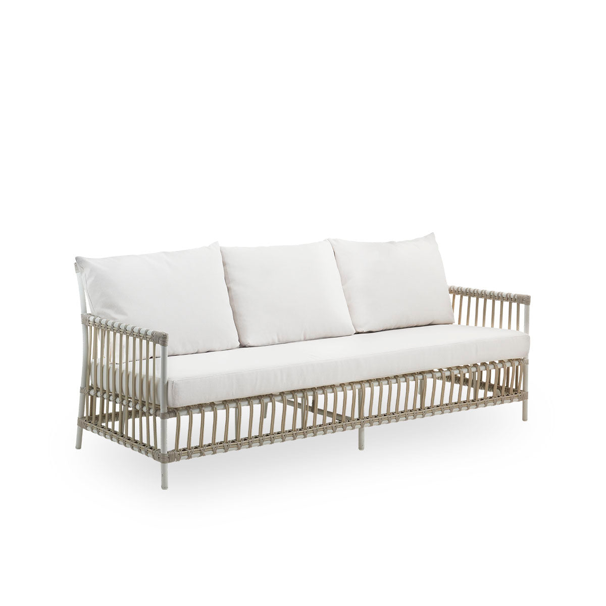 Seitenansicht des Caroline Outdoor-3-Sitzer-Sofas in der Farbe Dove White, schlichtes und elegantes dänisches Design. Aluminiumrahmen mit ArtFibre-Bindungen.
