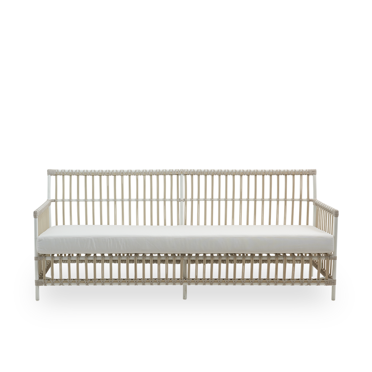 Vorderansicht des Caroline Outdoor-3-Sitzer-Sofas in der Farbe Dove White, schlichtes und elegantes dänisches Design. Aluminiumrahmen mit ArtFibre-Bindungen.