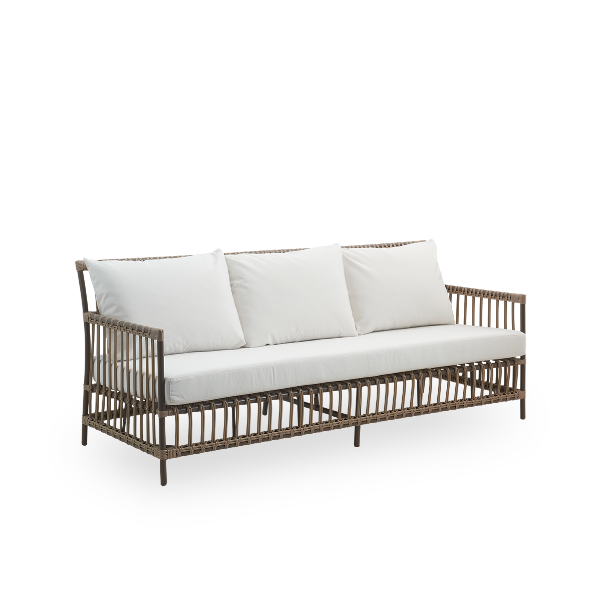 Seitenansicht des Caroline Outdoor-3-Sitzer-Sofas in der Farbe Moccaccino, schlichtes und elegantes dänisches Design. Aluminiumrahmen mit ArtFibre-Bindungen.