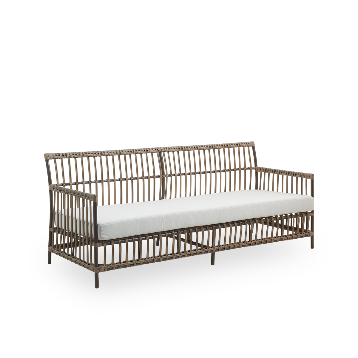 Seitenansicht des Caroline Outdoor-3-Sitzer-Sofas in der Farbe Moccaccino, schlichtes und elegantes dänisches Design. Aluminiumrahmen mit ArtFibre-Bindungen.