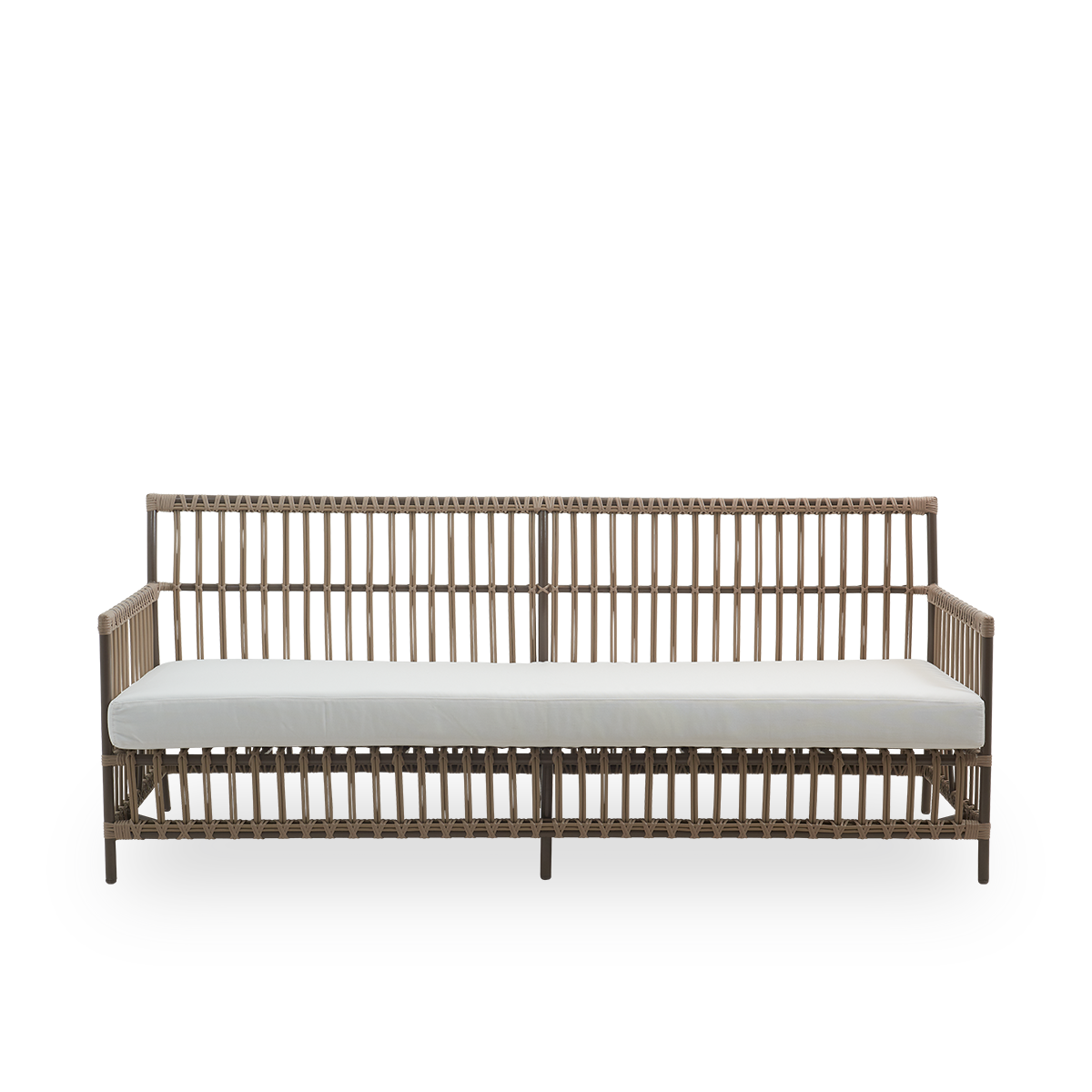 Vorderansicht des Caroline Outdoor-3-Sitzer-Sofas in der Farbe Moccaccino, schlichtes und elegantes dänisches Design. Aluminiumrahmen mit ArtFibre-Bindungen.