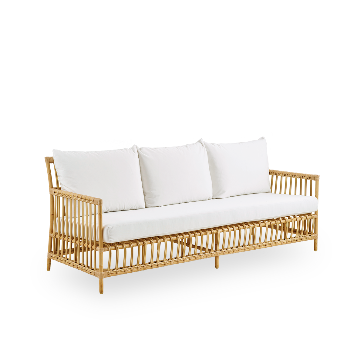 Seitenansicht des Caroline Outdoor-3-Sitzer-Sofas in der Farbe Natural, schlichtes und elegantes dänisches Design. Aluminiumrahmen im Rattan-Look mit ArtFibre-Bindungen.