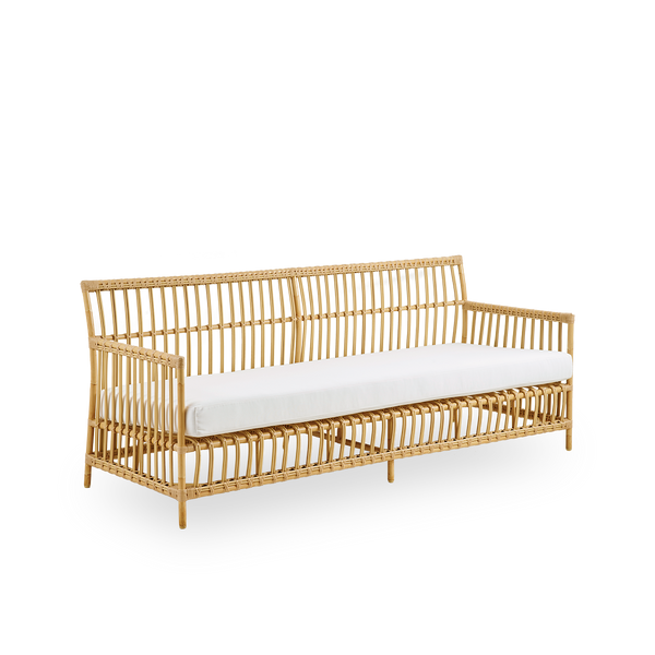 Seitenansicht des Caroline Outdoor-3-Sitzer-Sofas in der Farbe Natural, schlichtes und elegantes dänisches Design. Aluminiumrahmen im Rattan-Look mit ArtFibre-Bindungen.