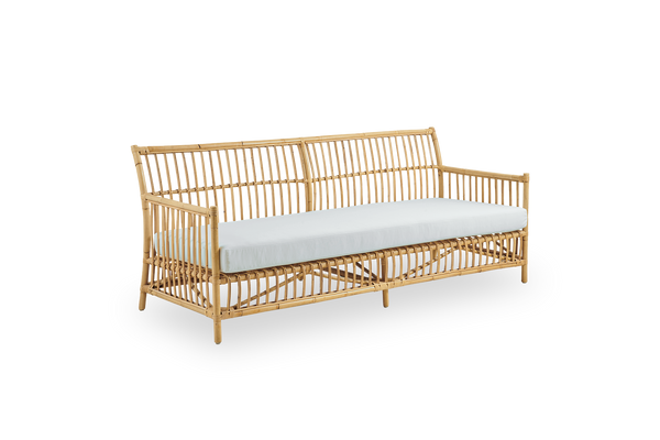 Seitenansicht des Caroline Outdoor-3-Sitzer-Sofas in der Farbe Natural, schlichtes und elegantes dänisches Design. Aluminiumrahmen im Rattan-Look mit ArtFibre-Bindungen.
