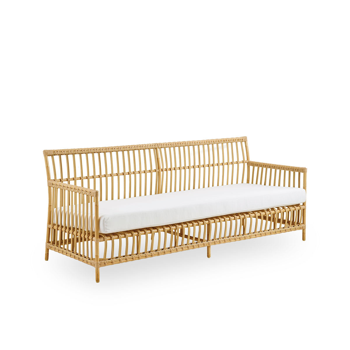 Seitenansicht des Caroline Outdoor-3-Sitzer-Sofas in der Farbe Natural, schlichtes und elegantes dänisches Design. Aluminiumrahmen im Rattan-Look mit ArtFibre-Bindungen.