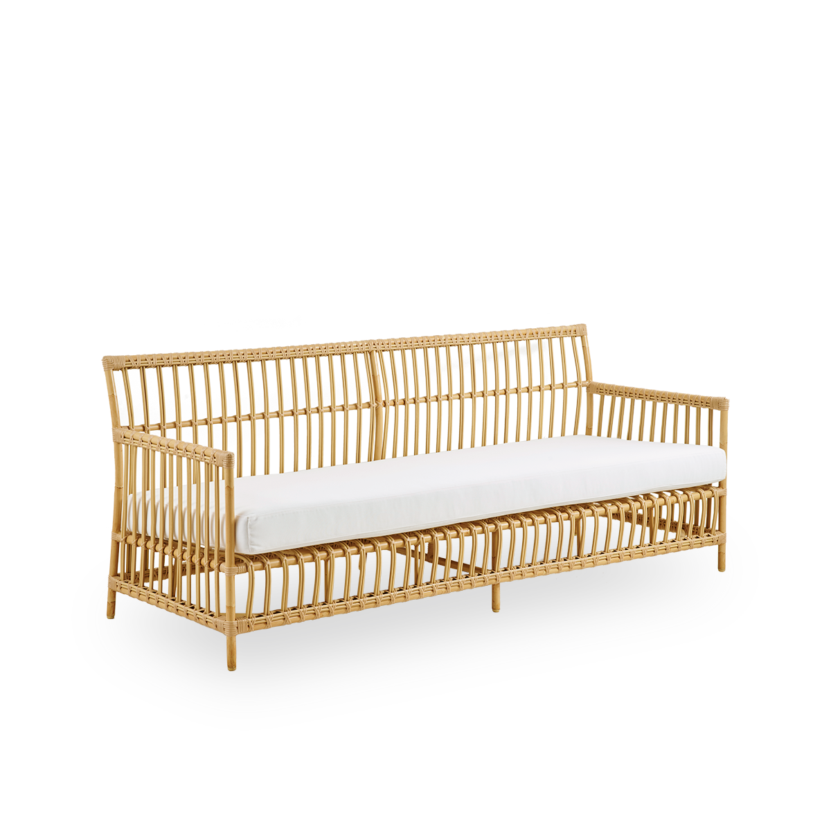 Seitenansicht des Caroline Outdoor-3-Sitzer-Sofas in der Farbe Natural, schlichtes und elegantes dänisches Design. Aluminiumrahmen im Rattan-Look mit ArtFibre-Bindungen.