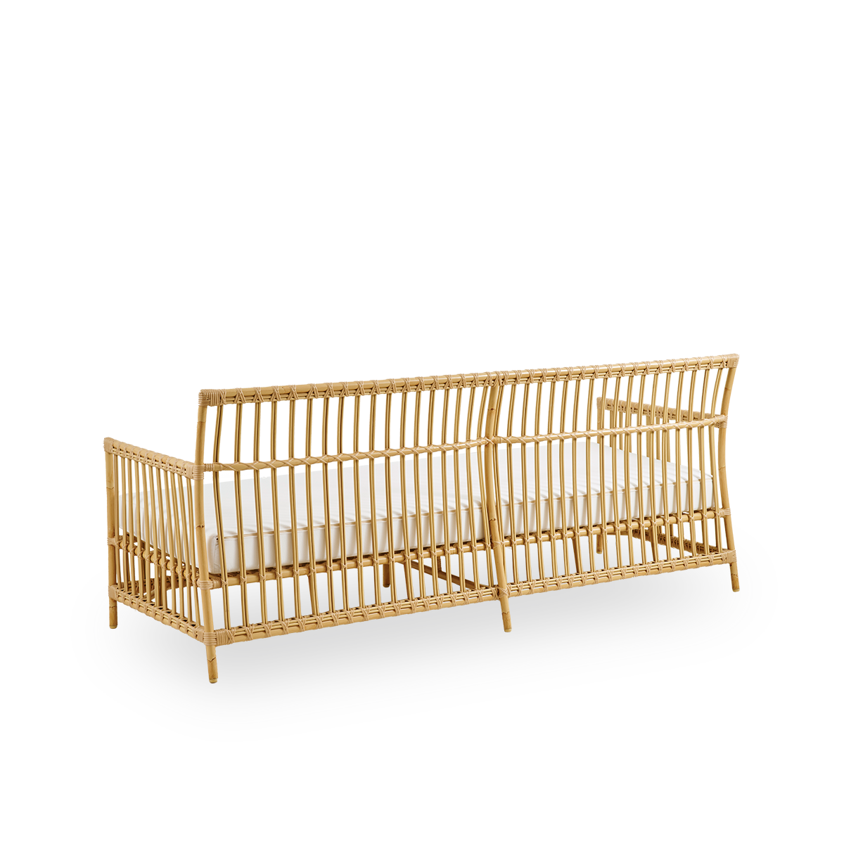 Rückansicht des Caroline-Außensofas für drei Personen in der Farbe Natur, schlichtes und elegantes dänisches Design. Aluminiumrahmen in Rattanoptik mit ArtFibre-Bindungen.