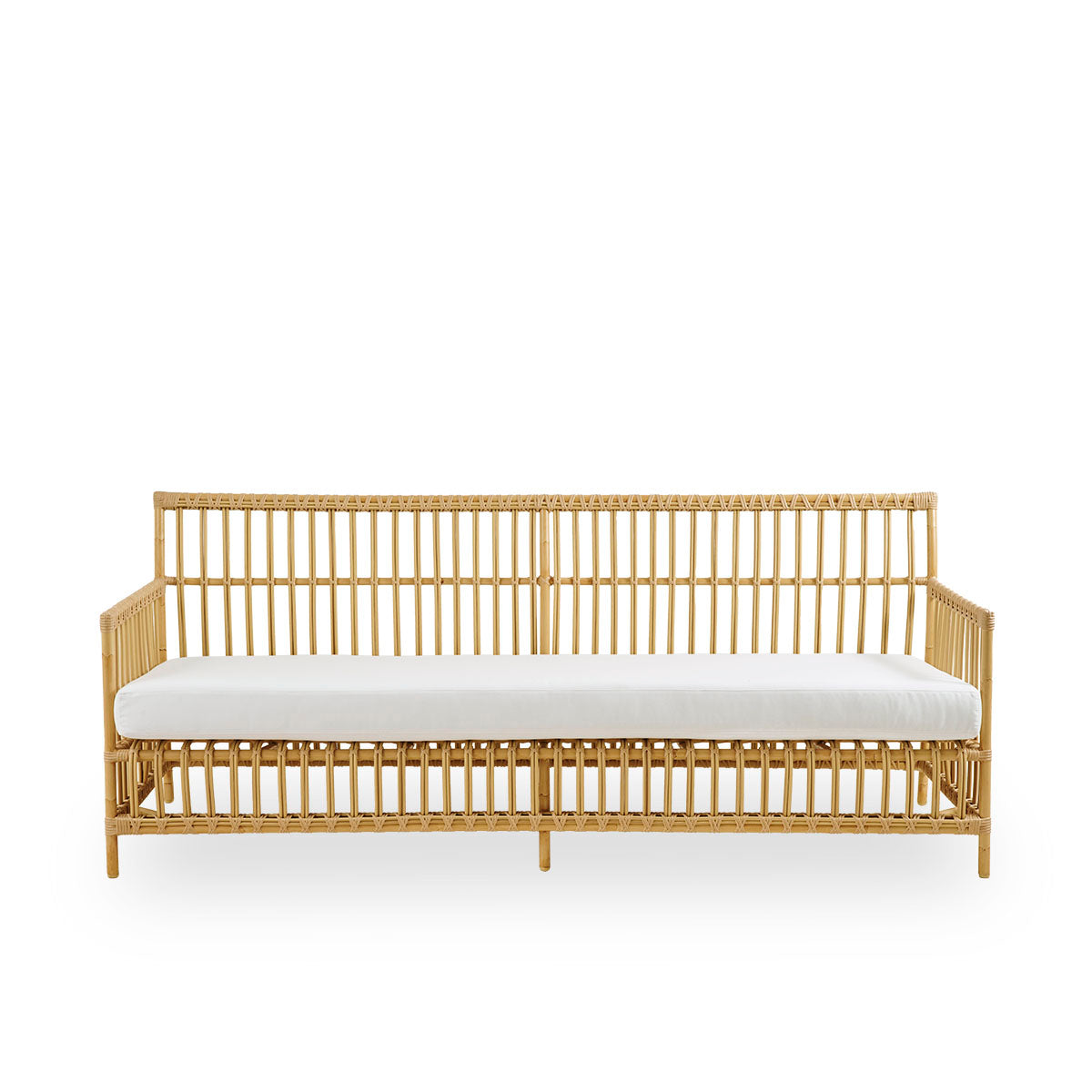 Vorderansicht des Caroline Outdoor-3-Sitzer-Sofas in der Farbe Natural, schlichtes und elegantes dänisches Design. Aluminiumrahmen in Rattan-Optik mit ArtFibre-Bindungen.