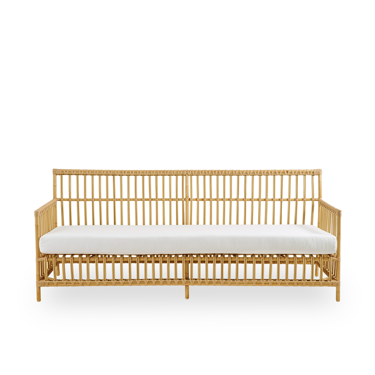 Vorderansicht des Caroline Outdoor-3-Sitzer-Sofas in der Farbe Natural, schlichtes und elegantes dänisches Design. Aluminiumrahmen in Rattan-Optik mit ArtFibre-Bindungen.