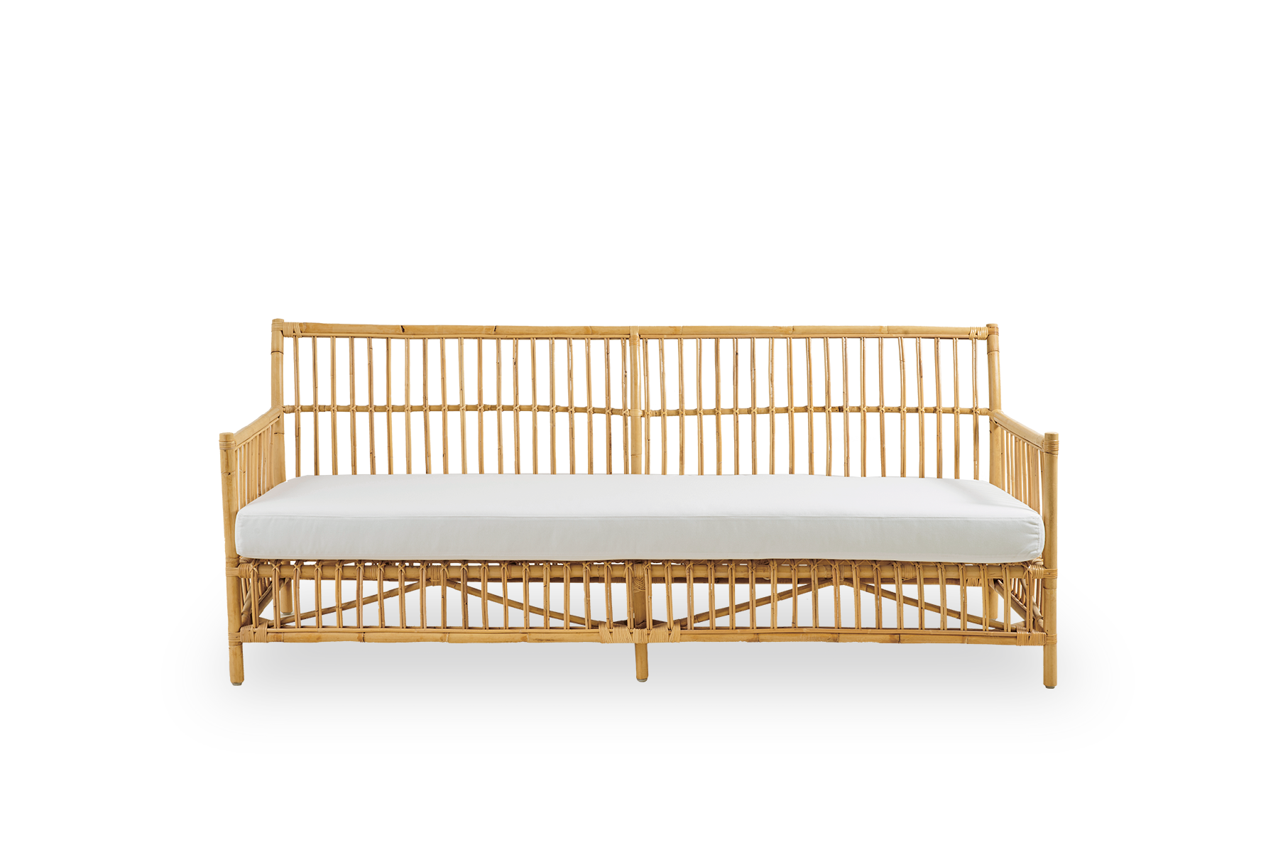 Vorderansicht des Caroline Outdoor-3-Sitzer-Sofas in der Farbe Natural, schlichtes und elegantes dänisches Design. Aluminiumrahmen in Rattan-Optik mit ArtFibre-Bindungen.