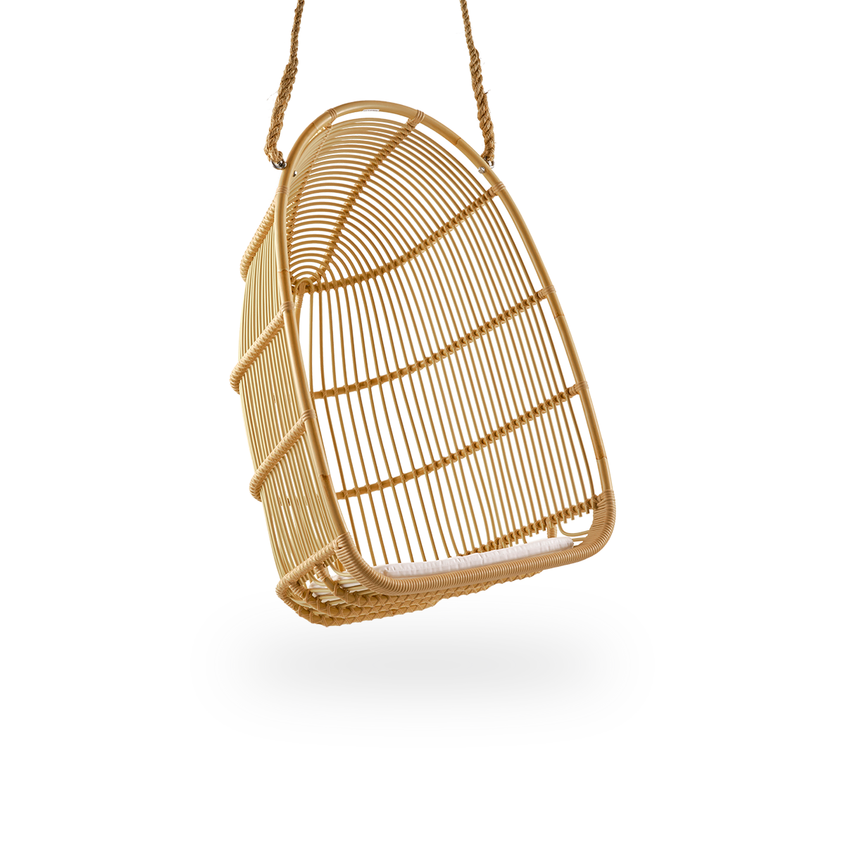 Seitenansicht des Renoir Outdoor-Hängestuhls. Weiche, umschließende Form mit Seil zum Aufhängen. Aluminiumrahmen im Rattan-Look mit ArtFibre-Umschlingungen.
