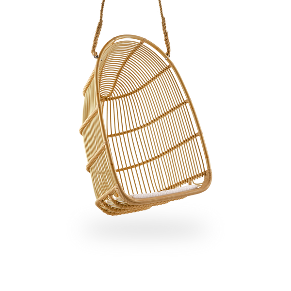 Seitenansicht des Renoir Outdoor-Hängestuhls. Weiche, umschließende Form mit Seil zum Aufhängen. Aluminiumrahmen im Rattan-Look mit ArtFibre-Umschlingungen.