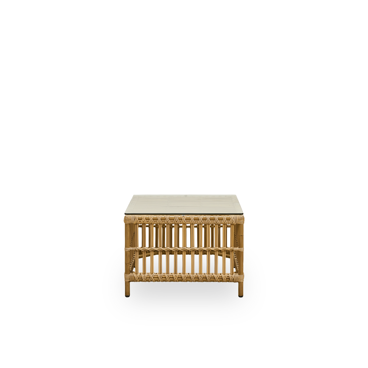 Vorderansicht des Caroline Exterior Beistelltisches in der Farbe Antique, die wie braun getöntes Rattan aussieht. Ein kleiner, quadratischer Outdoor-Beistelltisch, der besondere Stärke und Haltbarkeit bietet. Der Rahmen besteht aus Aluminium mit eleganten