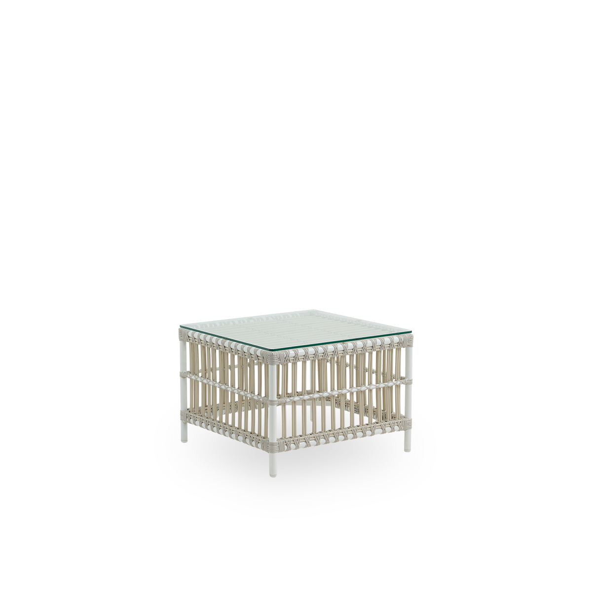 Seitenansicht des Caroline Outdoor-Beistelltischs in Dove White. Dies ist ein kleiner, eleganter Outdoor-Beistelltisch, der einzigartige Stabilität und Haltbarkeit bietet. Der Rahmen des Tisches besteht aus Aluminium mit eleganten ArtFibre-Details.