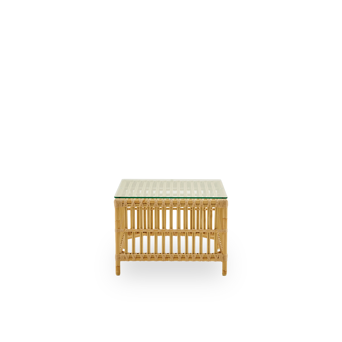 Einfache Seitenansicht des Caroline Exterior Beistelltisches in der Farbe Natural, der wie Rattan aussieht. Ein kleiner, eleganter Outdoor-Beistelltisch, der einzigartige Stärke und Haltbarkeit bietet. Das Gestell besteht aus Aluminium mit eleganten ArtFi