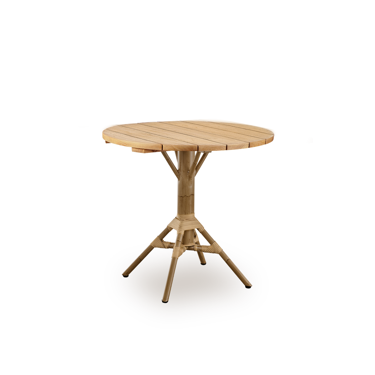 Seitenansicht des Nicole Outdoor-Café-Tisches, inspiriert vom französischen Café-Stil. Pulverbeschichtete Aluminiumstütze im Antique-Rattan-Look mit ArtFibre-Umschlingungen, mit runder Teakholzplatte in Kastanienbraun, Ø80 cm.