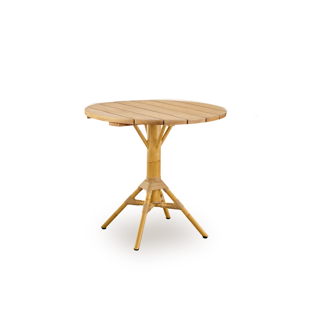 Dies ist ein Lifestyle-Bild von Nicole Cafétisch Teak Ø80 cm in natural aluminium ArtFibre. Innenhof mit Stühlen unter Ziegeldachüberstand.
