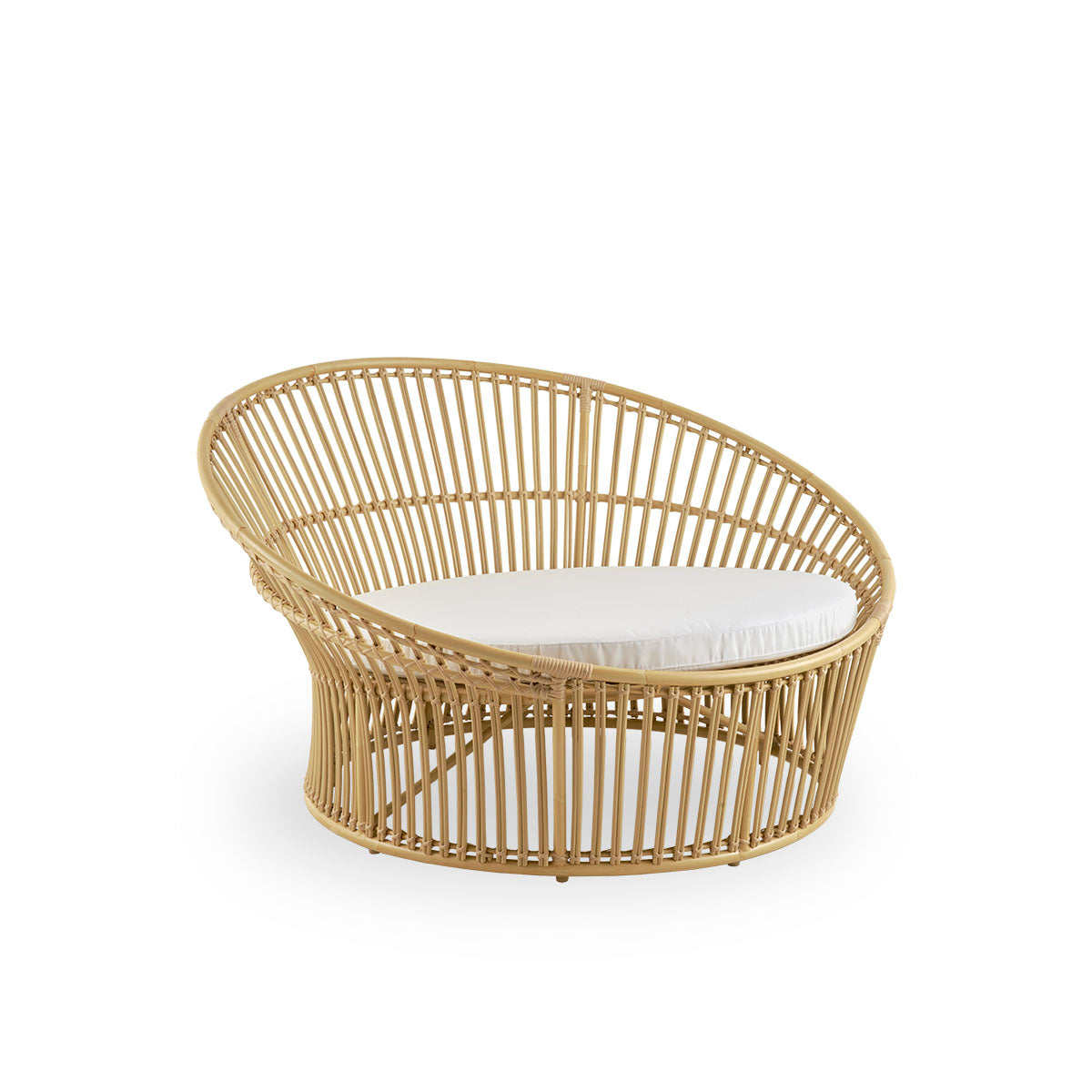 Seitenansicht des Olympia Nest Exterior, luxuriöses dänisches Design Outdoor-Liebesnest mit offenem Geflecht und gebogener Rückenlehne. Aluminiumrahmen im Rattan-Look mit ArtFibre-Umschlingungen.