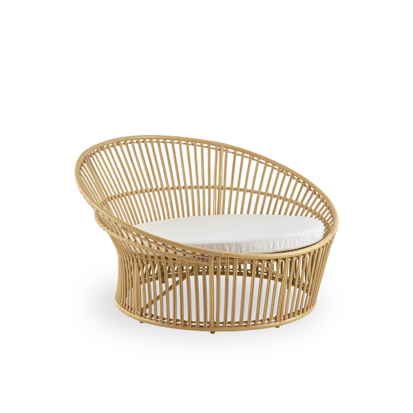 Seitenansicht des Olympia Nest Exterior, luxuriöses dänisches Design Outdoor-Liebesnest mit offenem Geflecht und gebogener Rückenlehne. Aluminiumrahmen im Rattan-Look mit ArtFibre-Umschlingungen.