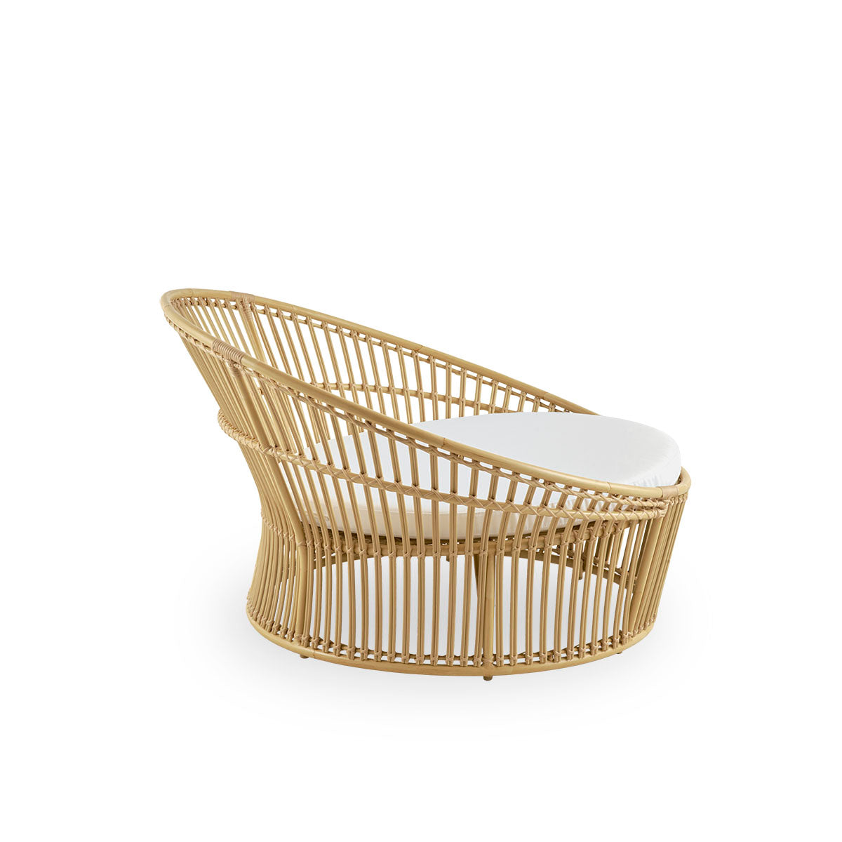 Seitenansicht des Olympia Nest Exterior, luxuriöses dänisches Outdoor-Liebesnest mit offenem Geflecht und gebogener Rückenlehne. Aluminiumrahmen im Rattan-Look mit ArtFibre-Geflecht.