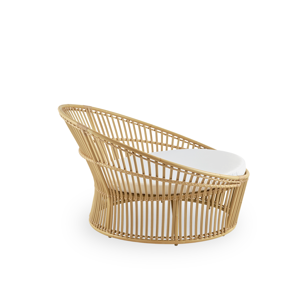 Seitenansicht des Olympia Nest Exterior, luxuriöses dänisches Outdoor-Liebesnest mit offenem Geflecht und gebogener Rückenlehne. Aluminiumrahmen im Rattan-Look mit ArtFibre-Geflecht.