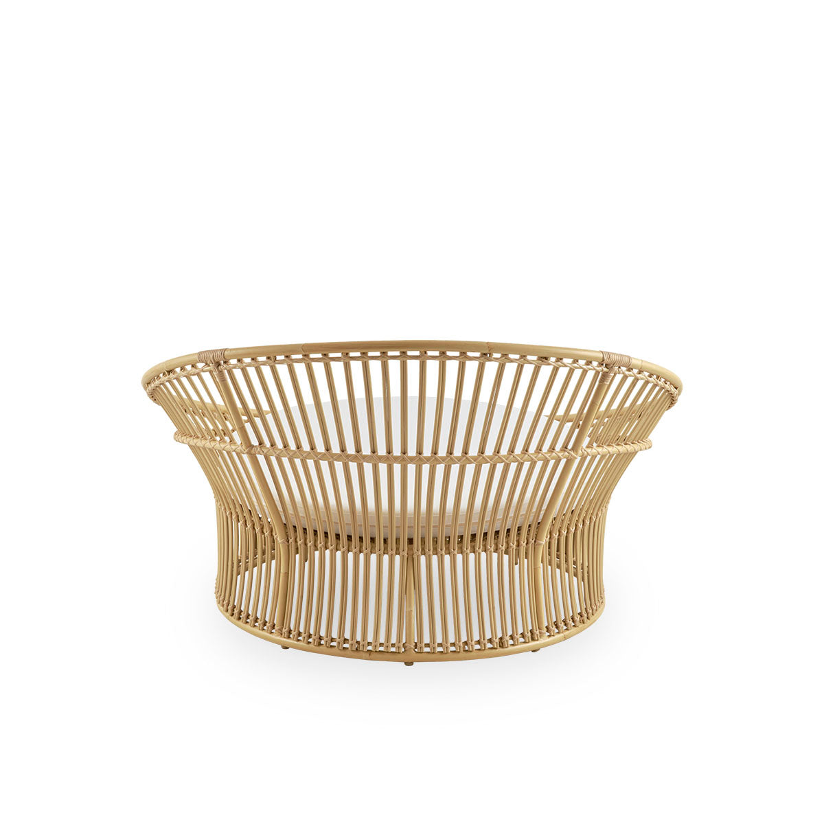 Rückansicht des Olympia Nest Exterior, ein luxuriöses dänisches Design-Liebesnest für den Außenbereich mit offener Flechtung und gebogener Rückenlehne. Aluminiumrahmen in Rattanoptik mit ArtFibre-Geflecht.