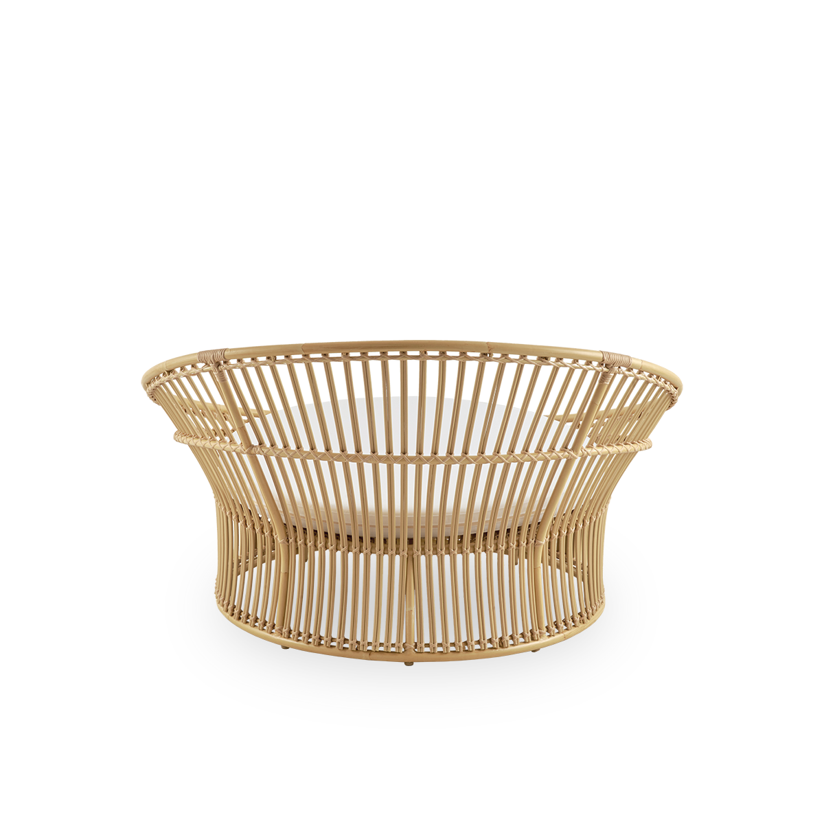 Rückansicht des Olympia Nest Exterior, ein luxuriöses dänisches Design-Liebesnest für den Außenbereich mit offener Flechtung und gebogener Rückenlehne. Aluminiumrahmen in Rattanoptik mit ArtFibre-Geflecht.