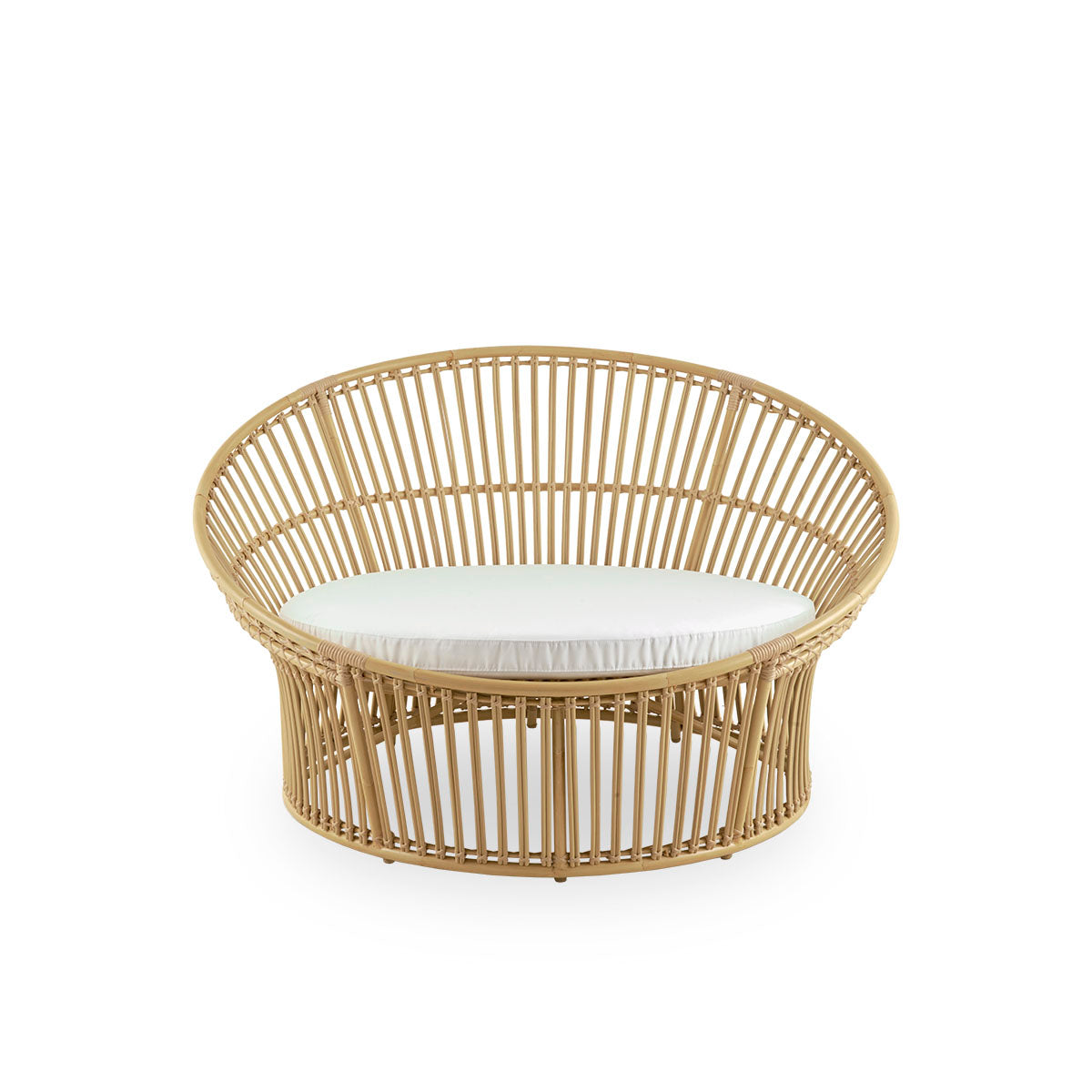 Vorderansicht des Olympia Nest Exterior, ein luxuriöses Outdoor-Love-Nest im dänischen Design mit offenem Geflecht und gebogener Rückenlehne.
Aluminiumrahmen in Rattanoptik mit ArtFibre-Umwicklungen.