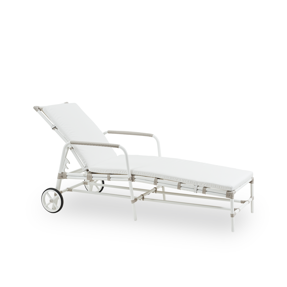 Seitenansicht der Josephine Sonnenliege mit verstellbarer Rückenlehne und Rädern für einfache Mobilität, Aluminiumrahmen in Dove White-farbe mit ArtFibre-Umschlingungen. Sonnenliege mit weißem Kissen abgebildet.