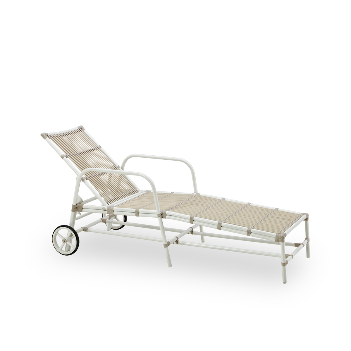 Seitenansicht der Josephine Sonnenliege mit verstellbarer Rückenlehne und Rädern für einfache Mobilität, Aluminiumrahmen in Dove White-farbe mit ArtFibre-Umschlingungen.