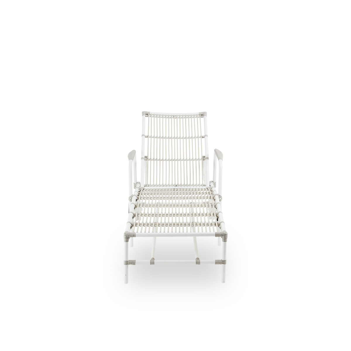 Vorderansicht der Josephine Sonnenliege mit verstellbarer Rückenlehne und Rädern für einfache Mobilität, Aluminiumrahmen in Dove White-farbe mit ArtFibre-Umschlingungen.