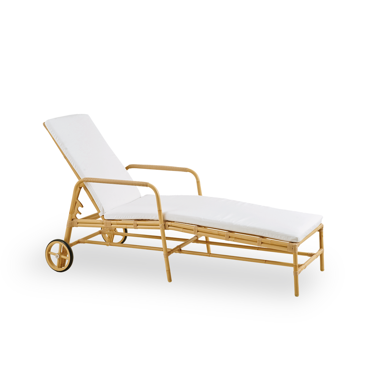 Seitenansicht der Josephine Sonnenliege mit verstellbarer Rückenlehne und Rädern für einfache Mobilität, Aluminiumrahmen in handbemaltem Rattan-Look mit ArtFibre-Umschlingungen.